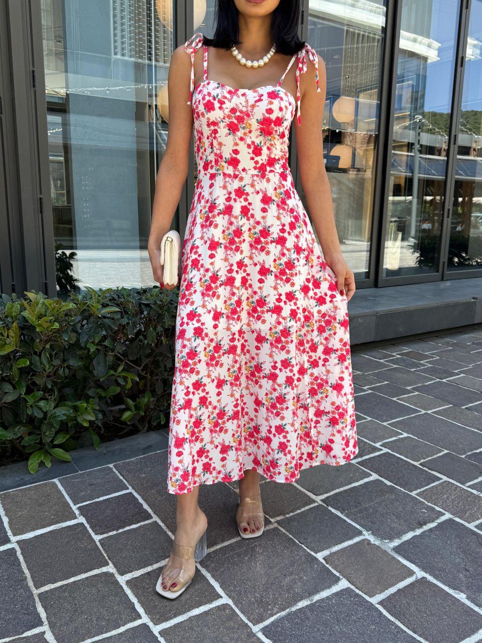 Kırmızı Çiçekli Elbise